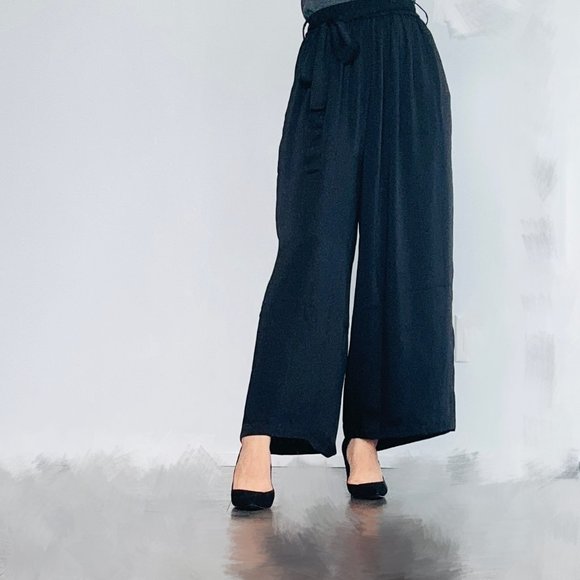 🌟 Flowy Black Pants with Silk-Like Texture 🌟 - Picture 5 of 9